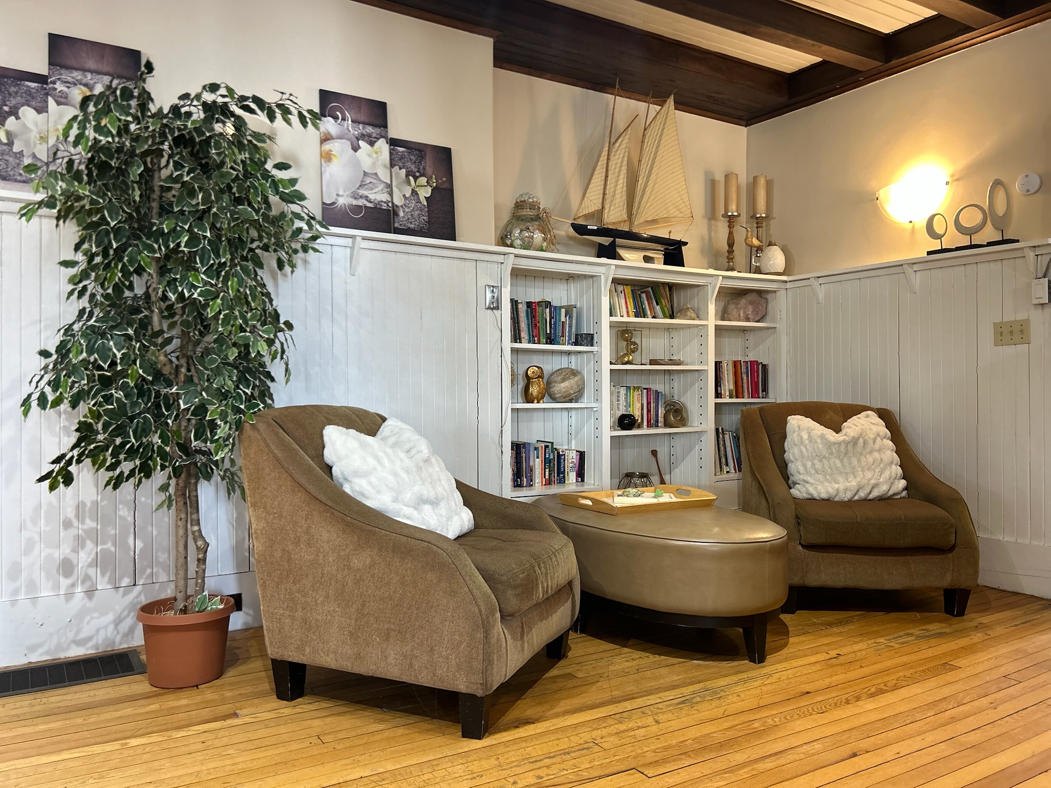 Library area for Relaxing with a good book, Victoria Wellness Residential Mental Health Centre near Cobourg, Ontario