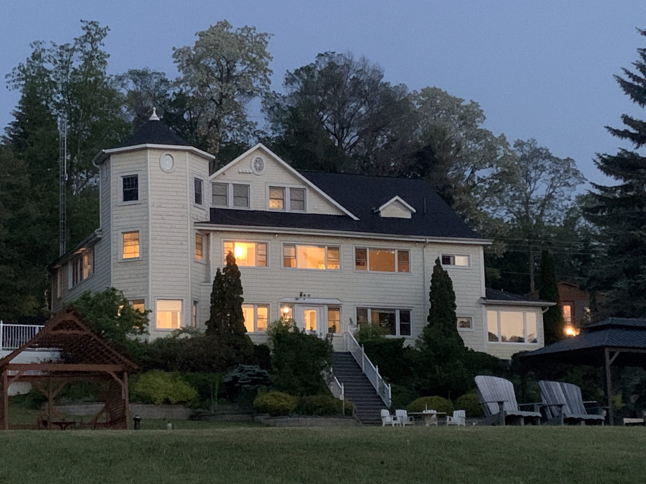 Victoria Wellness Residential Mental Health Retreat at Night, Near Toronto and GTA